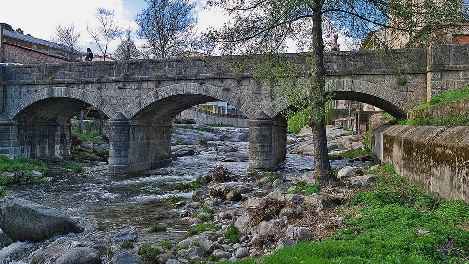 Puente sobre el río Arenal en Arenas de San Pedro.