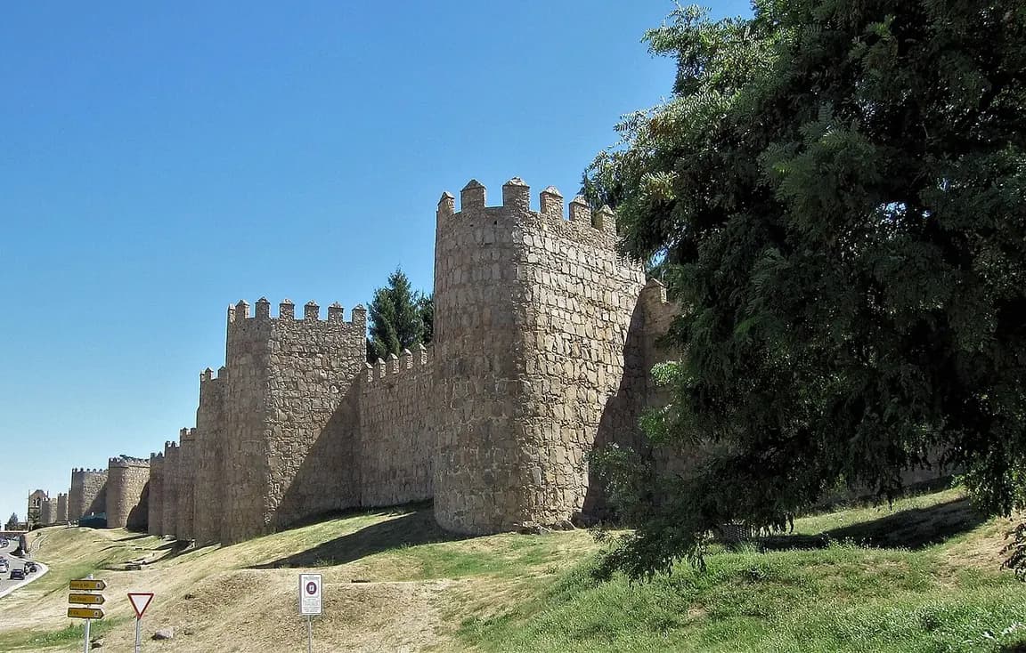 Muralla de Ávila junto al entorno urbano.