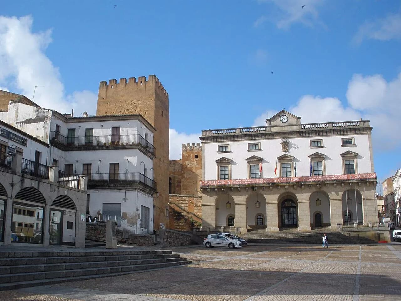 Plaza Mayor de Cáceres y arquitectura de su entorno.
