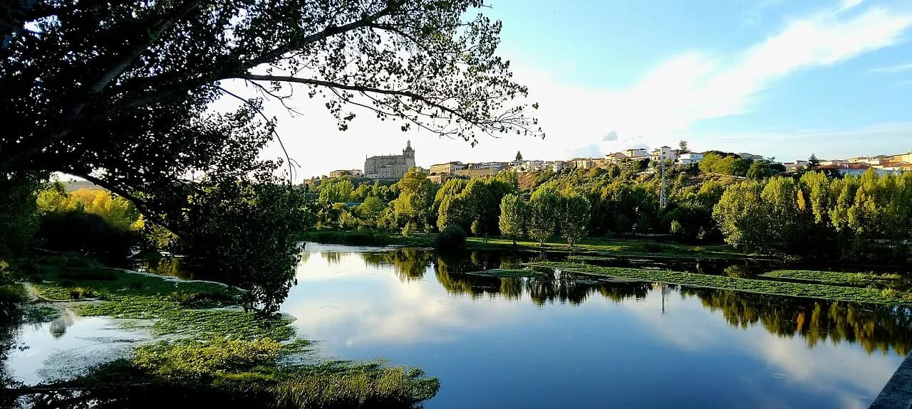 Coria vista desde el río Alagón.
