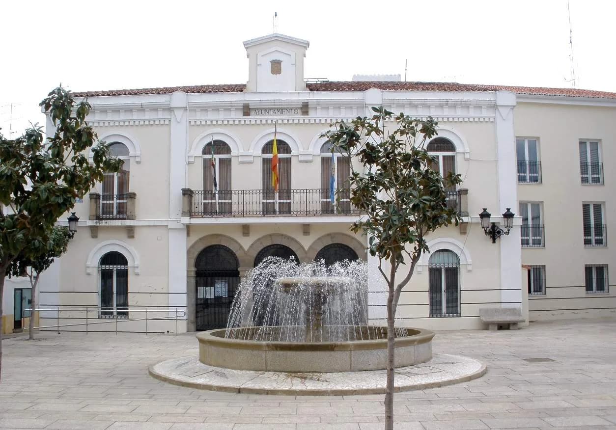 Fachada del Ayuntamiento y fuente en Navalmoral de la Mata.