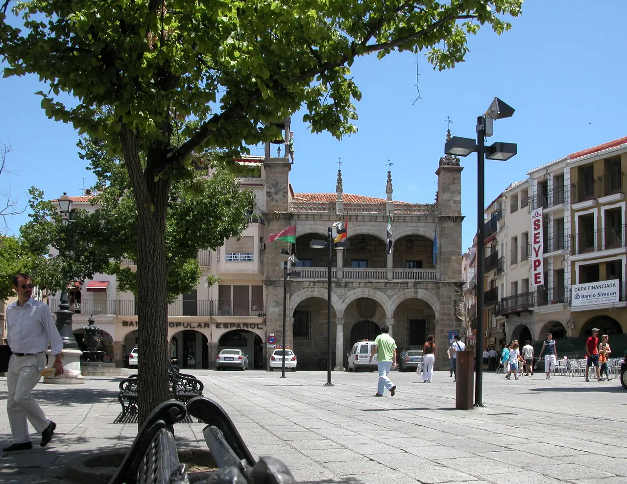 Plaza y fachada del Ayuntamiento de Plasencia.