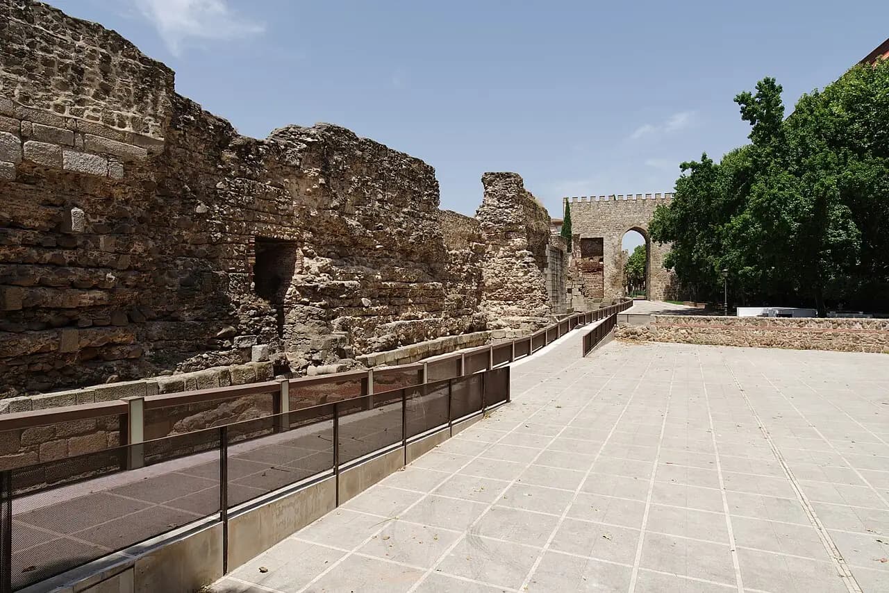 Muralla y paseo en la calle Carnicerías de Talavera de la Reina.