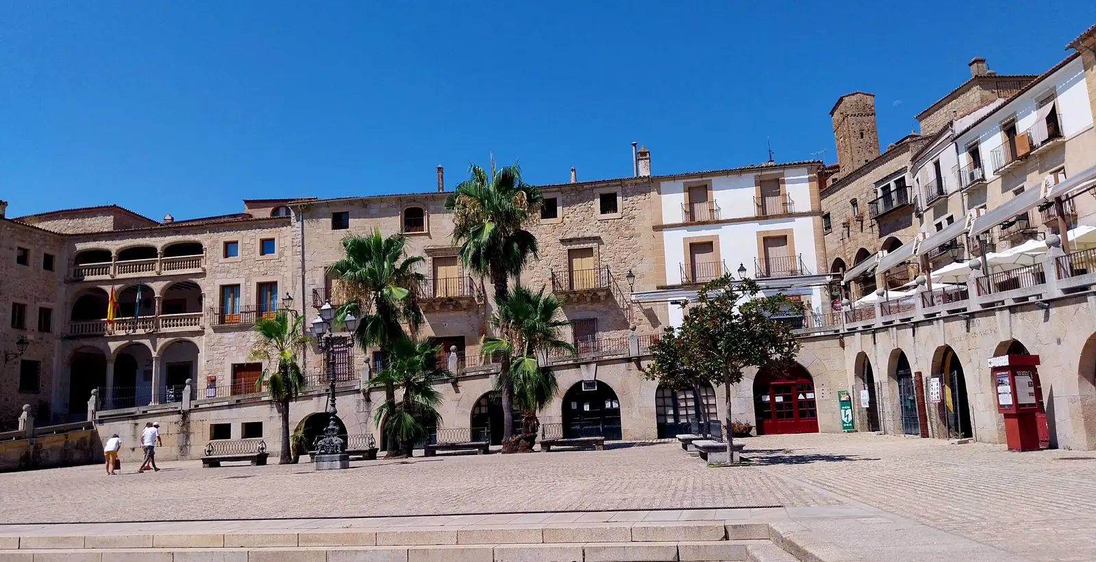 Edificios y soportales de la Plaza Mayor de Trujillo.