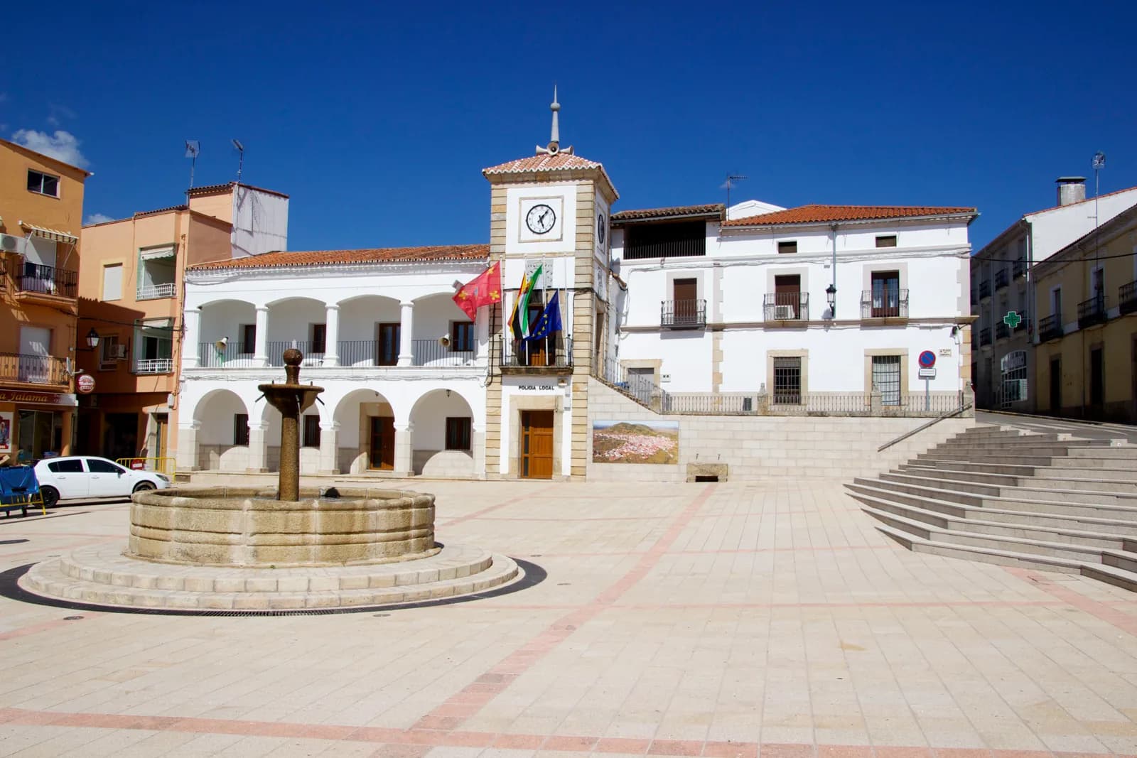 Plaza de España de Logrosán, con fuente y edificios del entorno.